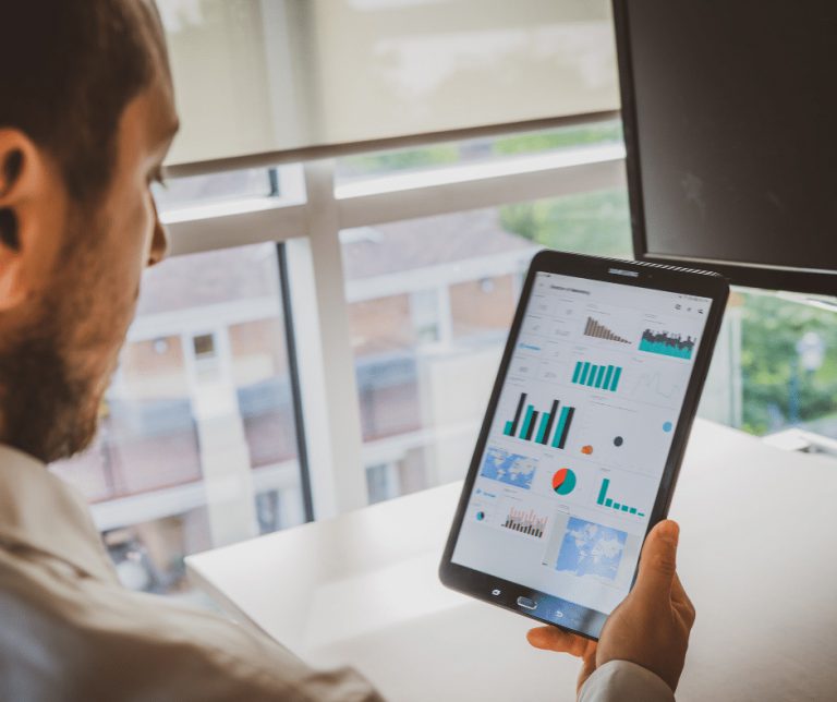 Gestionnaire qui analyse des prévisions et des graphiques sur une tablette