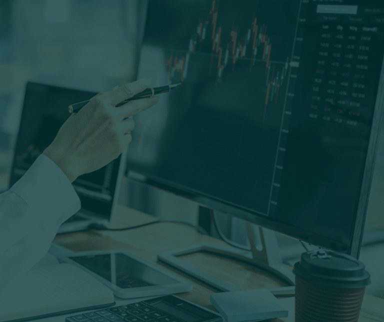 Personne qui analyse des graphiques sur un grand écran