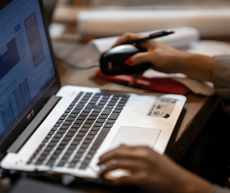 Développeur de l'équipe Kezber qui travaille sur une application sur mesure