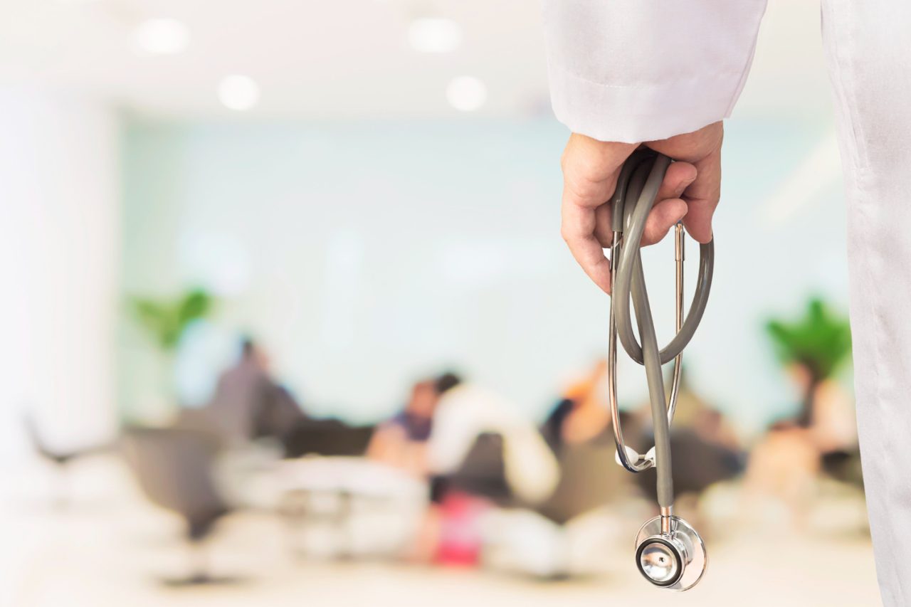 Professionnel de la santé tenant un stéthoscope dans une clinique