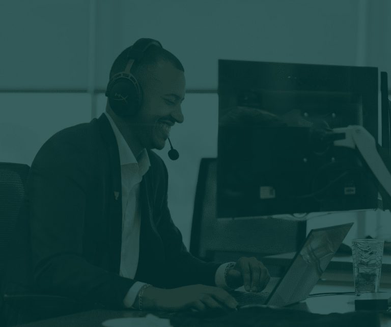 Agent de soutien avec casque d'écoute devant son ordinateur