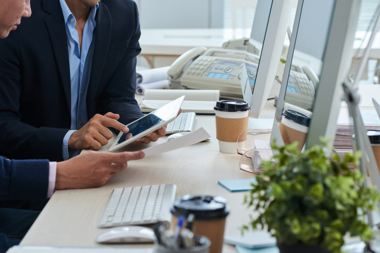 Professionnels qui consultent une tablette dans un bureau