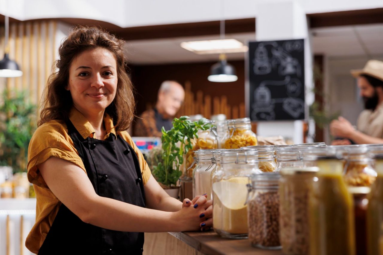 Propriétaire d'une PME souriante dans son commerce